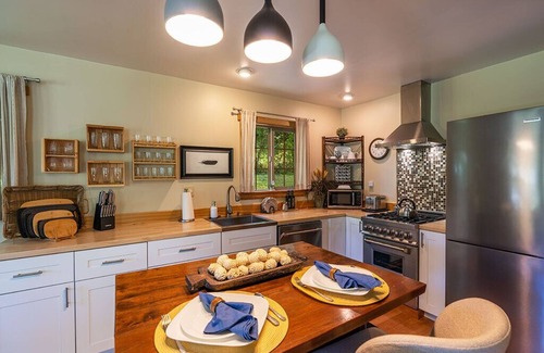Pacific House | River Way Cottage - New & Fabulous! Super value!