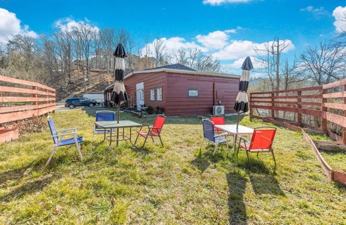 Ellijay House | RiverBarn Retreat in Wonderful Ellijay: Cozy Room with WiFi, Sunroom, & AC
