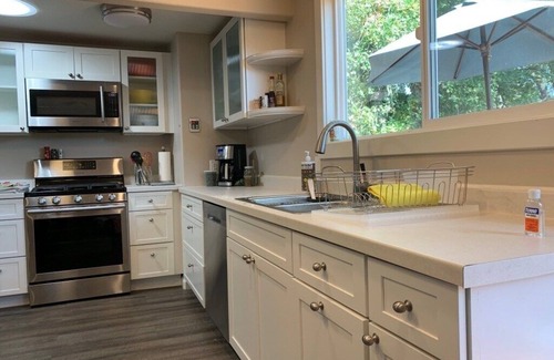 Middletown House | Riverbed House with hot tub
