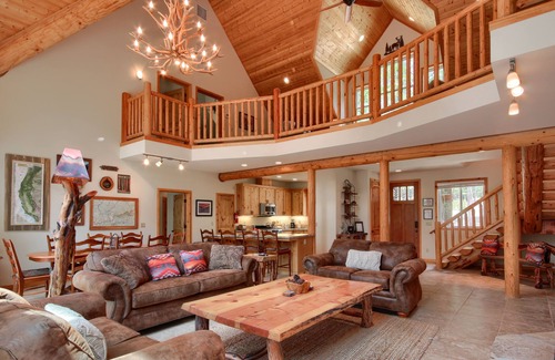 North Wawona House | Rivercrest Lodge with Hot Tub-Pool Table-Firepit