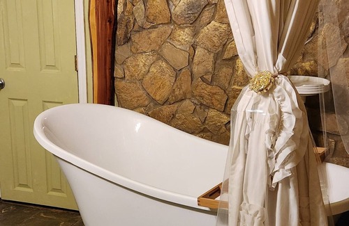 Austral Bed & Breakfast | Riverdell Arts Gatsby Room