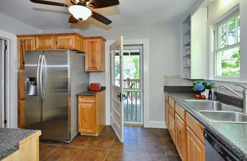 Alexander House | RIVERFRONT! 4Br Cottage on French Broad, Fire Pit, Just Minutes to Asheville