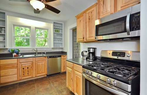 Alexander House | RIVERFRONT! 4Br Cottage on French Broad, Fire Pit, Just Minutes to Asheville