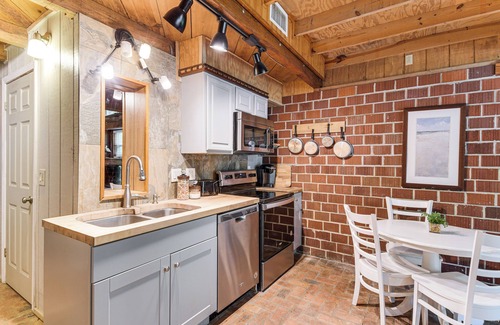 Fairhope Cabin | Riverfront Angler's Cabin in Fairhope w/Deck!