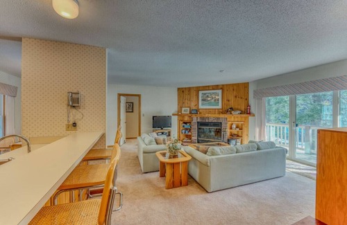 Lincoln House | Riverfront-Balcony-Loon Shuttle