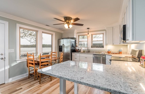 Jeffersonville House | RIVERFRONT - Boat Slips - 10 Min to Dtown Lville