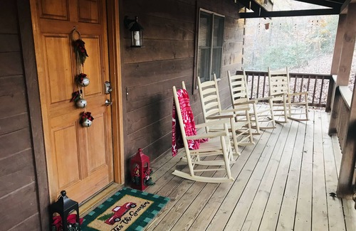 Lynn Cabin | Riverfront Cabin in Horse Country