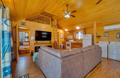 Walland Cabin | Riverfront Cabin Near Smoky Mountain National Park