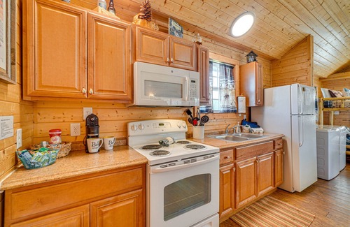 Walland Cabin | Riverfront Cabin Near Smoky Mountain National Park