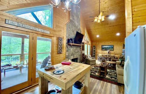 Helen Cabin | Riverfront Cabin,Oktoberfest,Fall Leaves! Hot Tub, FirePit,Arcade Games & Park!