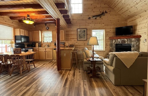Luzerne Cabin | Riverfront Cabin : The Cozy Brown Trout Lodge