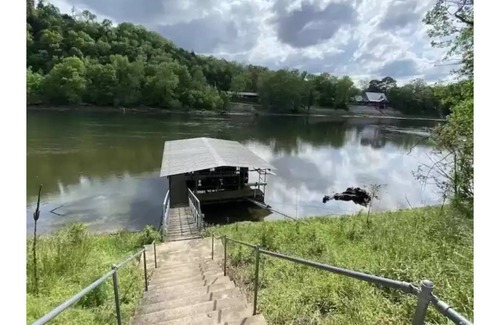 Flippin House | Riverfront Cabin with dock access (Cabin 1)