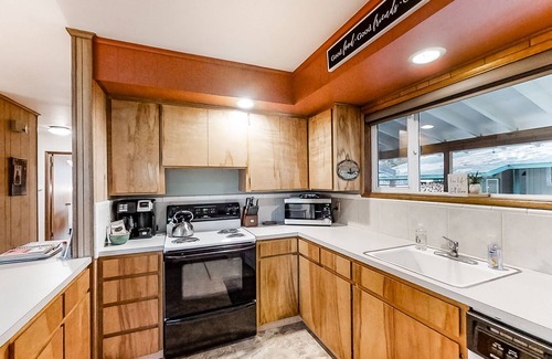 Joseph Cabin | Riverfront cabin with large yard, great deck, & fireplace
