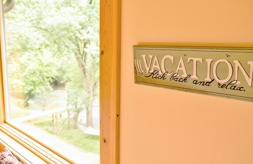 Alexander Cabin | RIVERFRONT Cabin with HOT TUB Close to Asheville. CONTACT HOST before booking.