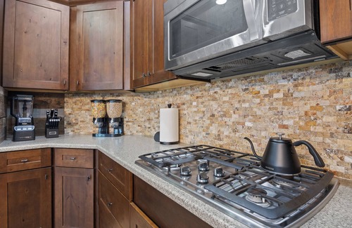 Thompsonville Ski Chalet | Riverfront Chalet on 5 acres~GameRoom~Spa~Gym~Firepit~Theater~2min to CrystalMtn