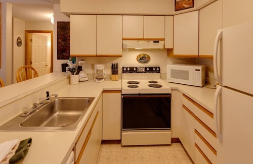 Lincoln Apartment | Riverfront Condo w/Outdoor Pool