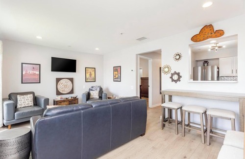 North Capitol Condo | Riverfront Condo | Walk Downtown | Pool + Parking