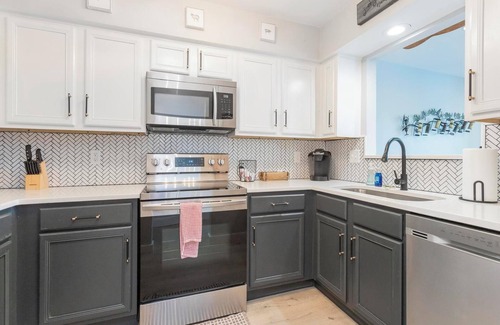 North Capitol Condo | Riverfront Condo | Walk Downtown | Pool + Parking