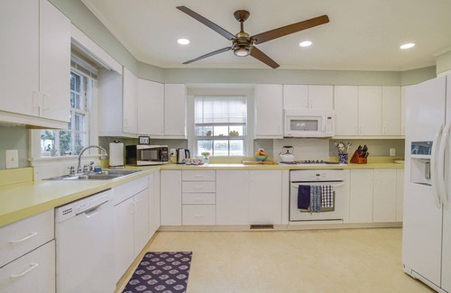 Denton House | Riverfront Denton Estate on 7 Acres w/Heated Pool