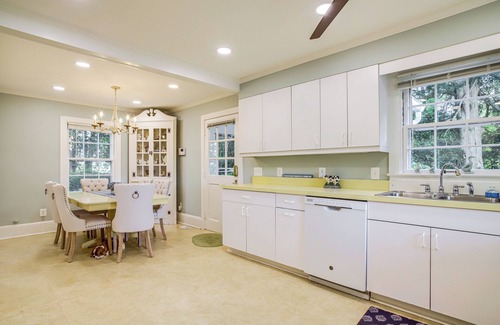 Denton House | Riverfront Denton Estate on 7 Acres w/Heated Pool