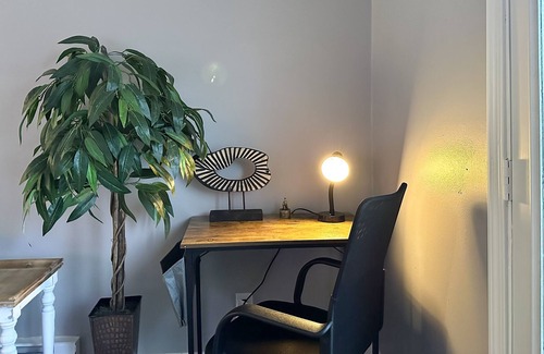 Yorkville House | Riverfront/Fast Wi-Fi/Comfy beds/Fishing/RW Waterpark/Kayak & Canoe/Free parking