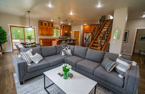 Troy House | ♥ Riverfront Fishing Lodge w/Hot Tub 5 Mins to Town♥