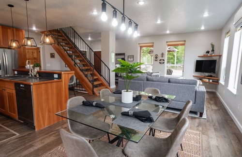 Troy House | ♥ Riverfront Fishing Lodge w/Hot Tub 5 Mins to Town♥