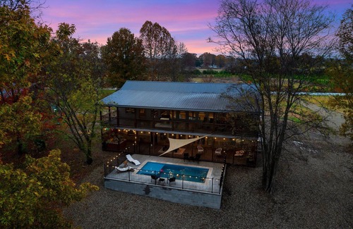 Golden Cabin | Riverfront/HeatedPool/GameRoom/Kayak/Fish