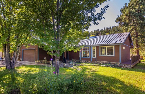 San Juan River Village House | Riverfront Home w/Hot Tub ~ 19 Mi to Wolf Creek!