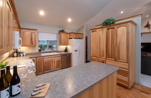 Three Rivers House | Riverfront, Hot Tub,Paddle Boards,Canoe,Ping-Pong, Billiard,near Sunriver Resort
