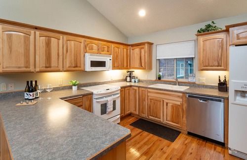 Three Rivers House | Riverfront, Hot Tub,Paddle Boards,Canoe,Ping-Pong, Billiard,near Sunriver Resort