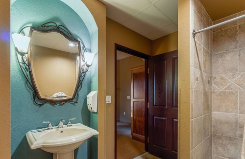 Wisconsin Dells Condo | RIVERFRONT.JACUZZI tub.FREE Noah's Ark WATER PARK access for SUMMER!!