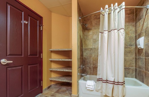 Wisconsin Dells Condo | RIVERFRONT.JACUZZI tub.FREE Noah's Ark WATER PARK access for SUMMER!!