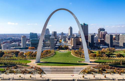 Downtown St. Louis Apartment | Riverfront Loft-Parking-Gym-Deck-4I