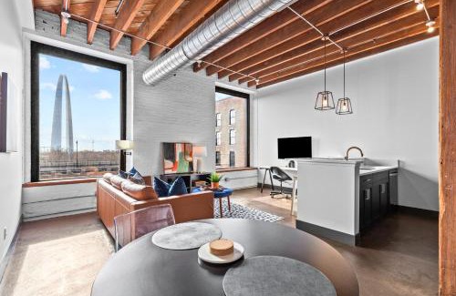 Downtown St. Louis Apartment | Riverfront Loft-Parking-Gym-Deck-4I
