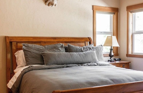 Mount Shasta Cabin | *RIVERFRONT* Mountain Lodge! Near Shasta Ski Park,Shasta Lake & Castle Crags!