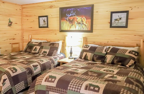 Estes Park Hotel | Riverfront Pool Motel, Views 1Q-1F