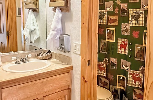 Estes Park Hotel | Riverfront Pool Motel, Views 1Q-1F