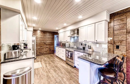 Rileyville Cabin | Riverfront property - kayaks, hot tub, fire pit!