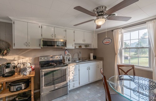 Bluff City House | Riverfront | Pvt Dock | Trout Fishing | Firepit | Hot Tub