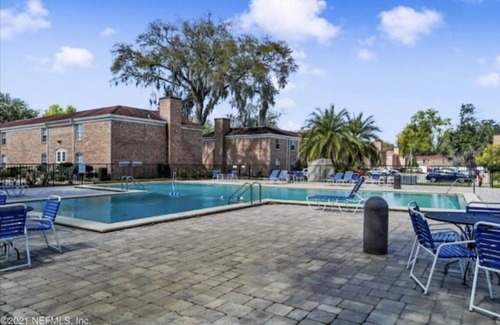 St. Nicholas House | Riverfront retreat just across from downtown, hospitals & stadium.