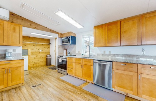 Mount Vernon House | Riverfront retreat with mtn views, beach access, firepit, grill, & full kitchen