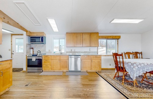 Mount Vernon House | Riverfront retreat with mtn views, beach access, firepit, grill, & full kitchen