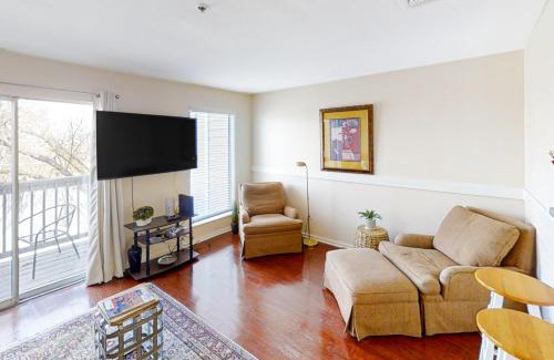 North Capitol Apartment | Riverfront Retreat