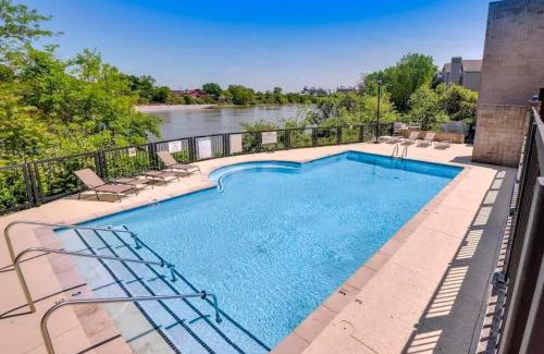 North Capitol Apartment | Riverfront Retreat