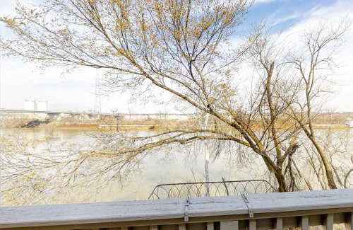 North Capitol Apartment | Riverfront Retreat