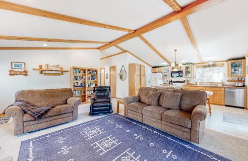 Oregon Water Wonderland House | Riverfront Retreat