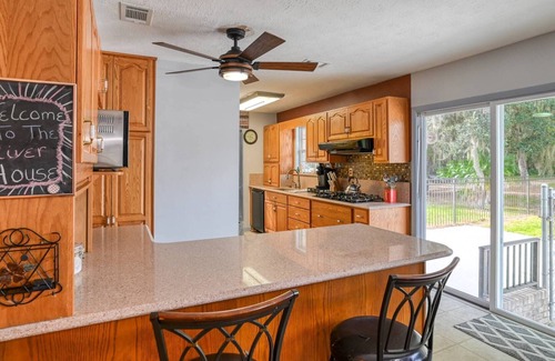 Palatka House | RIVERFRONT!! Scenic views, Dock, Boat Ramp, Kayaks, Firepit, Boating & Bass Fishing Paradise!