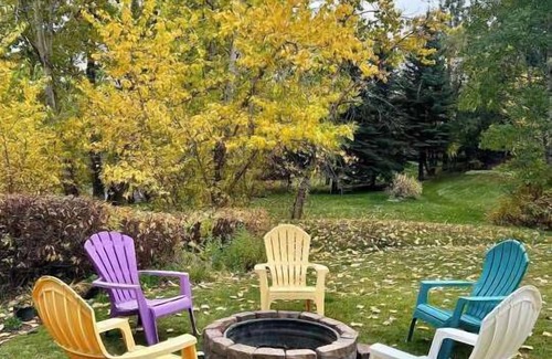 Hailey House | Riverfront! Spacious 5BD, 4.5BA pet-friendly vacation home on the Big Wood River