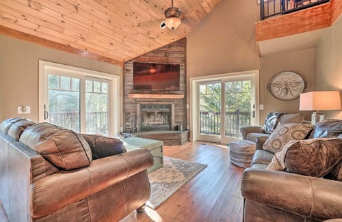 Lakemont House | Riverfront Tallulah Falls Cabin with Hot Tub!
